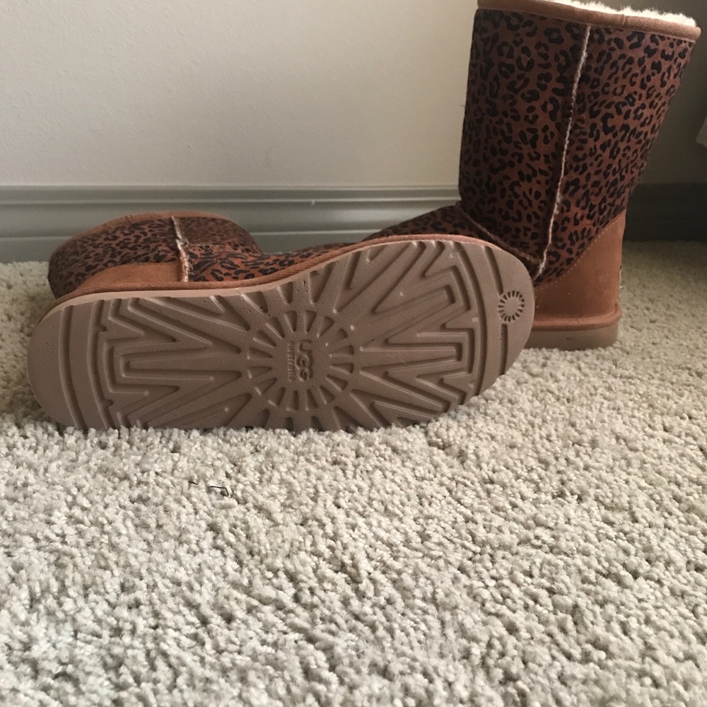UGG Boots Size US 9 leopard print short
