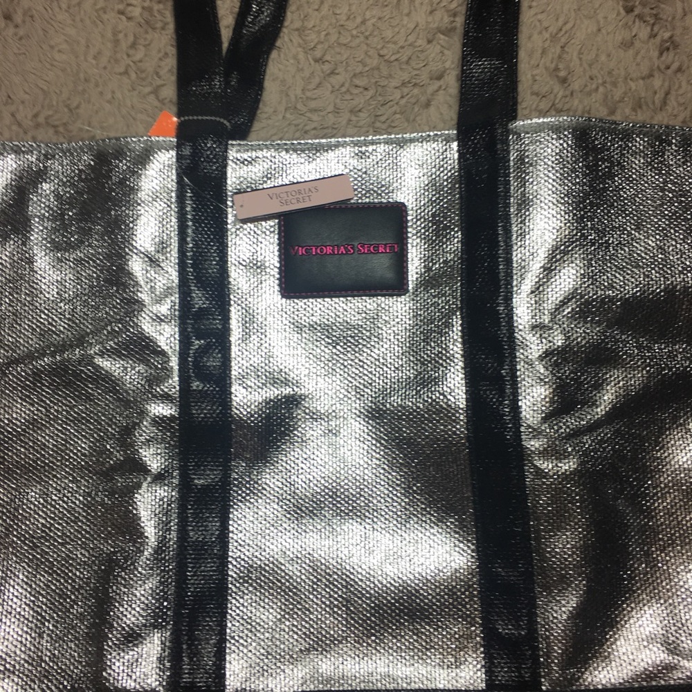 Free goodies (NWT) Victoria secret tote. zipper.