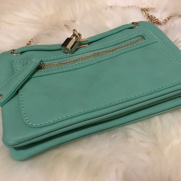 [BUNDLE UP🎉🎉] CUTE LITTLE TO GO BAG 🎉SALE - Picture 1 of 6