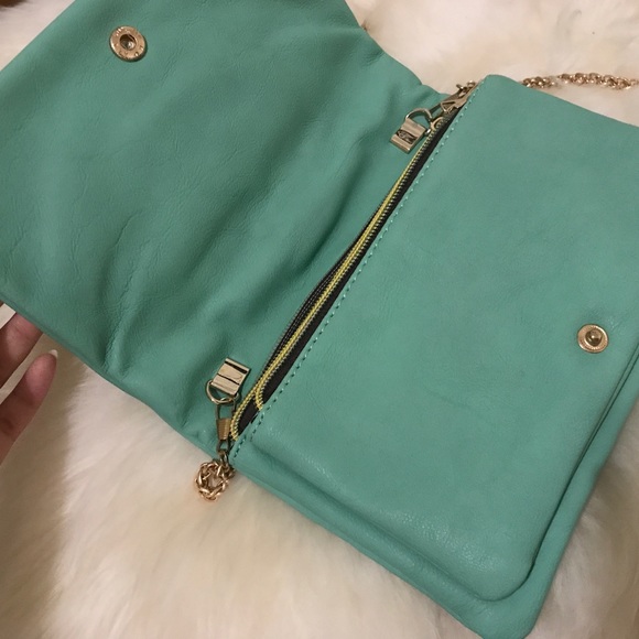 [BUNDLE UP🎉🎉] CUTE LITTLE TO GO BAG 🎉SALE - Picture 2 of 6