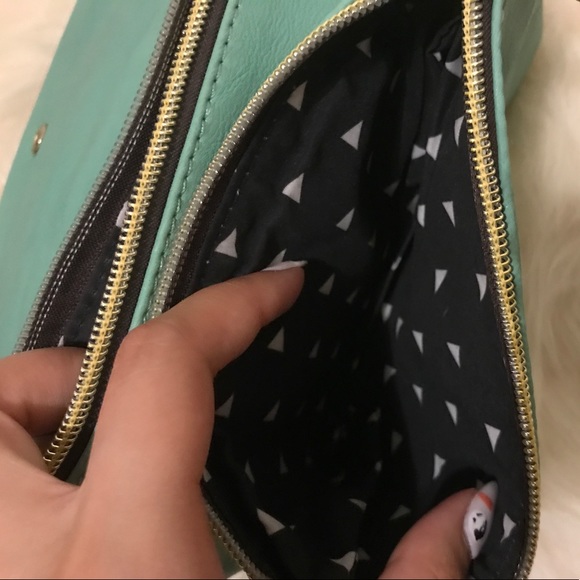 [BUNDLE UP🎉🎉] CUTE LITTLE TO GO BAG 🎉SALE - Picture 3 of 6