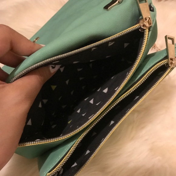 [BUNDLE UP🎉🎉] CUTE LITTLE TO GO BAG 🎉SALE - Picture 4 of 6