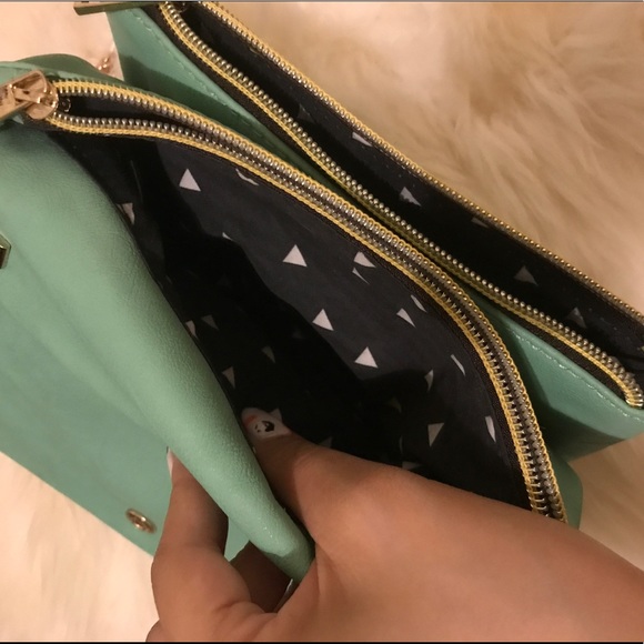 [BUNDLE UP🎉🎉] CUTE LITTLE TO GO BAG 🎉SALE - Picture 5 of 6