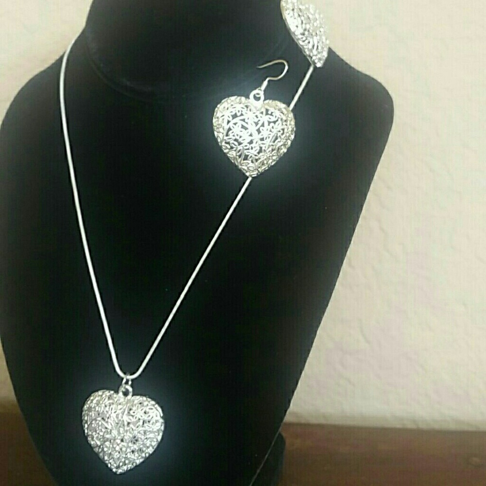 Ladies silver heart pendant and matching earings