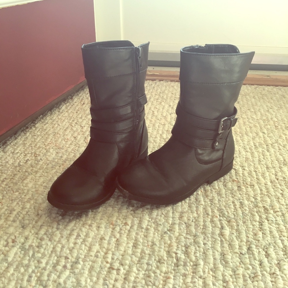 Girls black boots