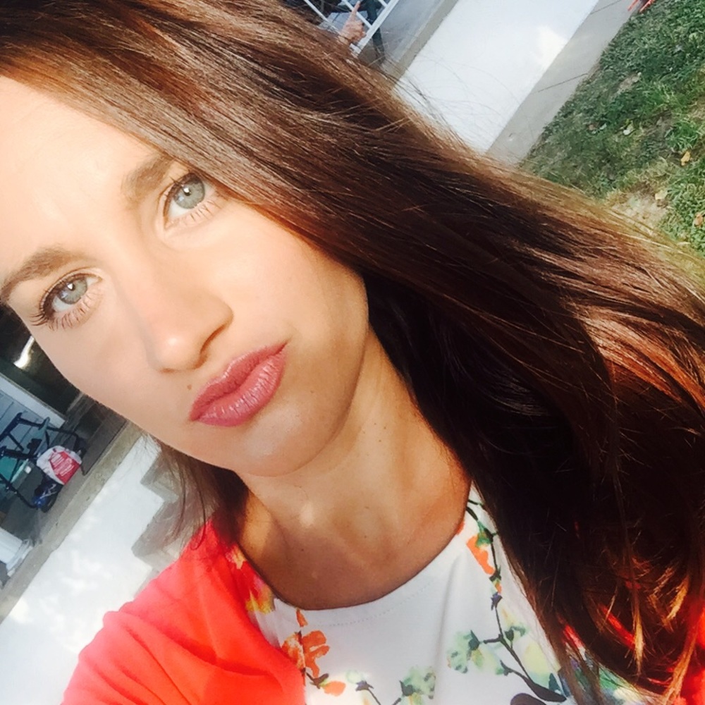 Meet your Posher, Johnia