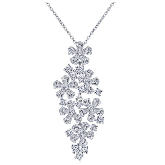 🎁 Swarovski Crystals The Deva Flower Necklace - Picture 1 of 3
