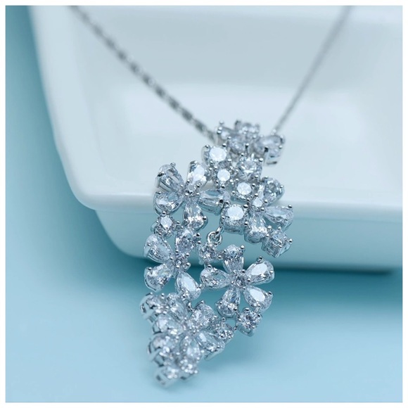 🎁 Swarovski Crystals The Deva Flower Necklace - Picture 3 of 3