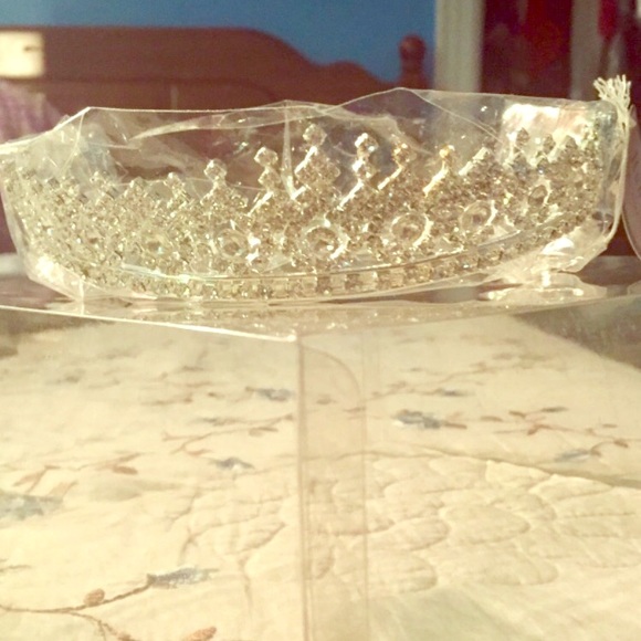 Hana Bridal Tiara Accesory main image 2