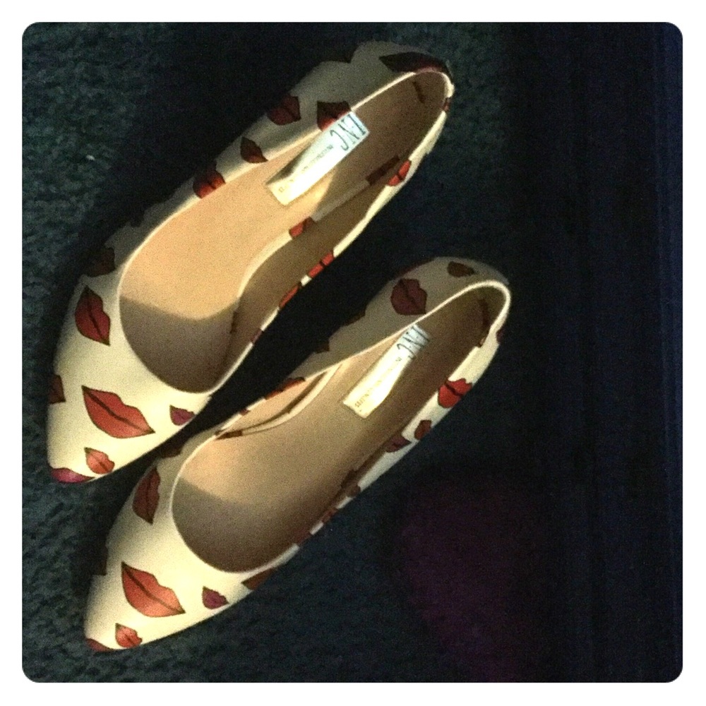 INC Zitah Classic Pumps, Lips White, size 9M US