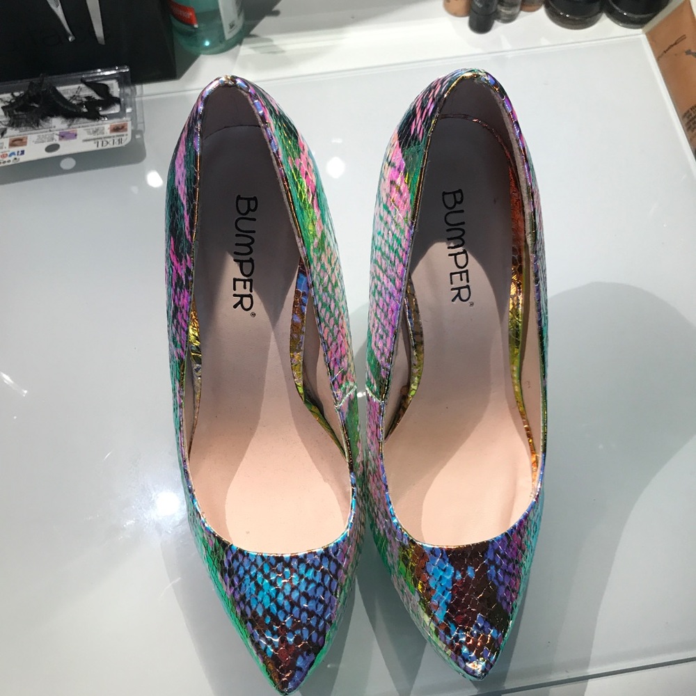 These pumps will add flavor to any outfit..