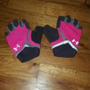 Women's underarmour gym gloves