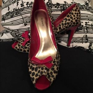 Beautiful peep toe red and spotted pumps.