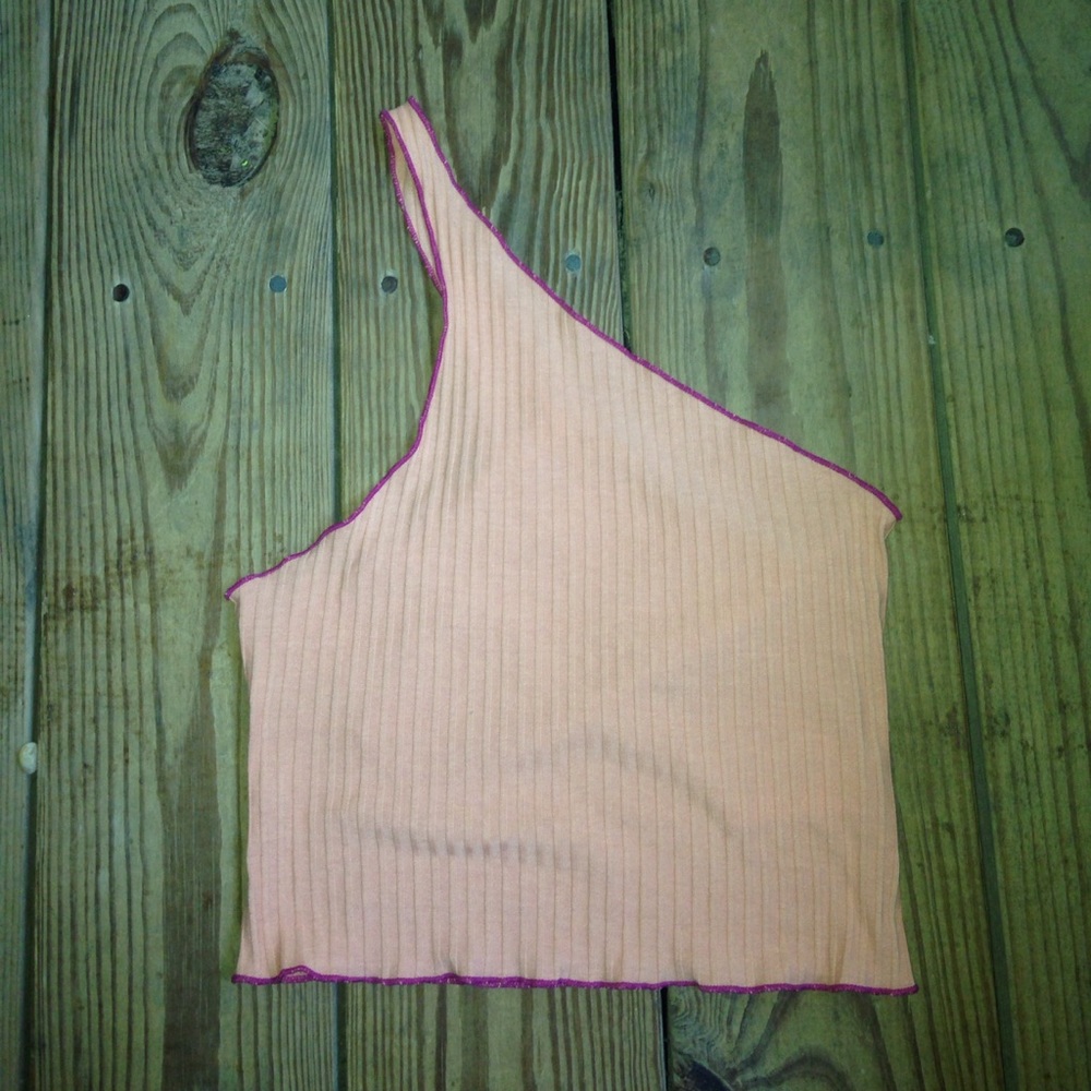 One shoulder scallop edged crop top