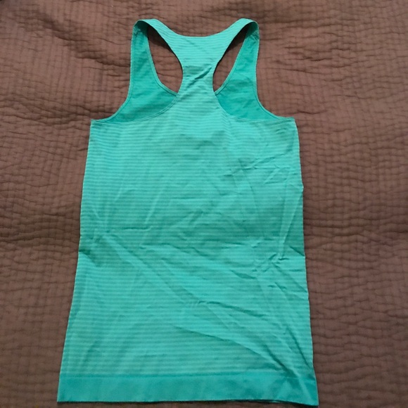 Under Armor razorback fitted tank top - Picture 2 of 2