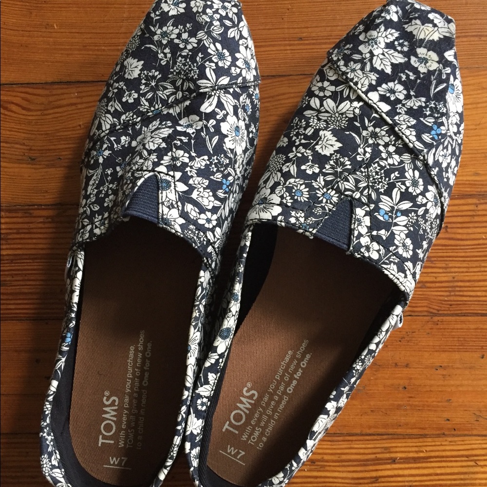 Toms flower print blue & white!