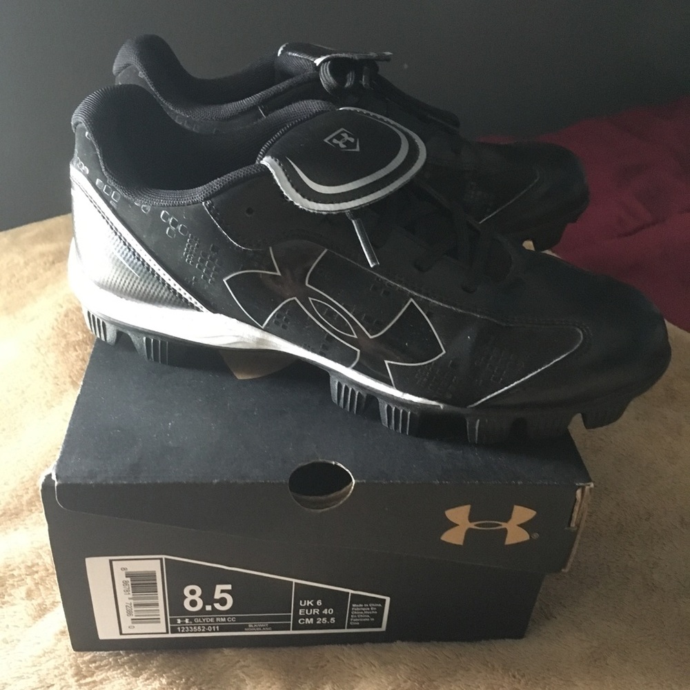Women's Under Armour softball cleats size 8.5