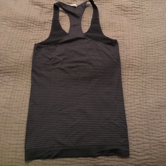 Under Armor black fitted tank top - Picture 2 of 2