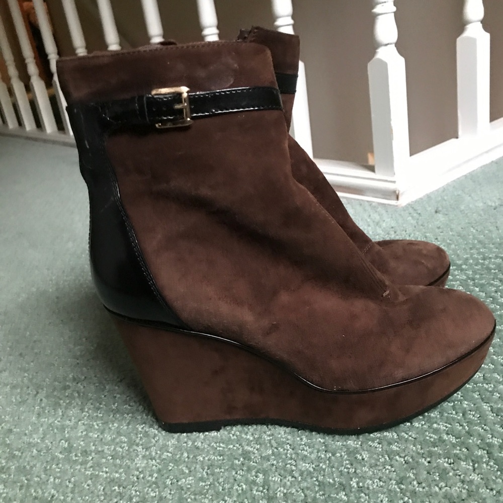 Tod's women  brown boot.   LIKe  NEW