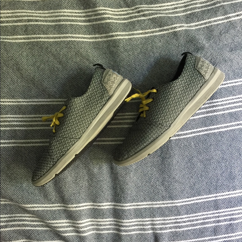 Toms Shoes • CLEARANCE