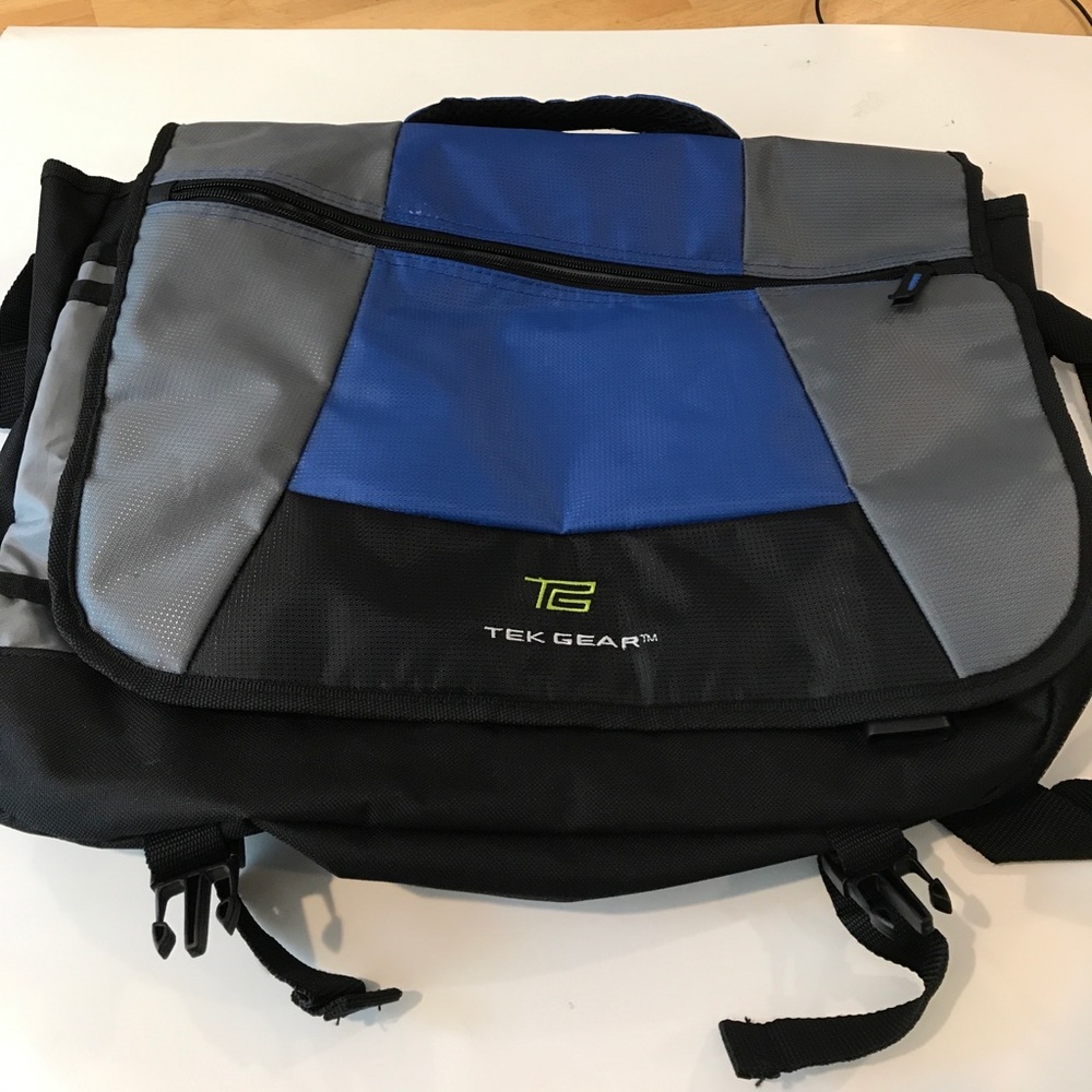 Laptop
Shoulder bag