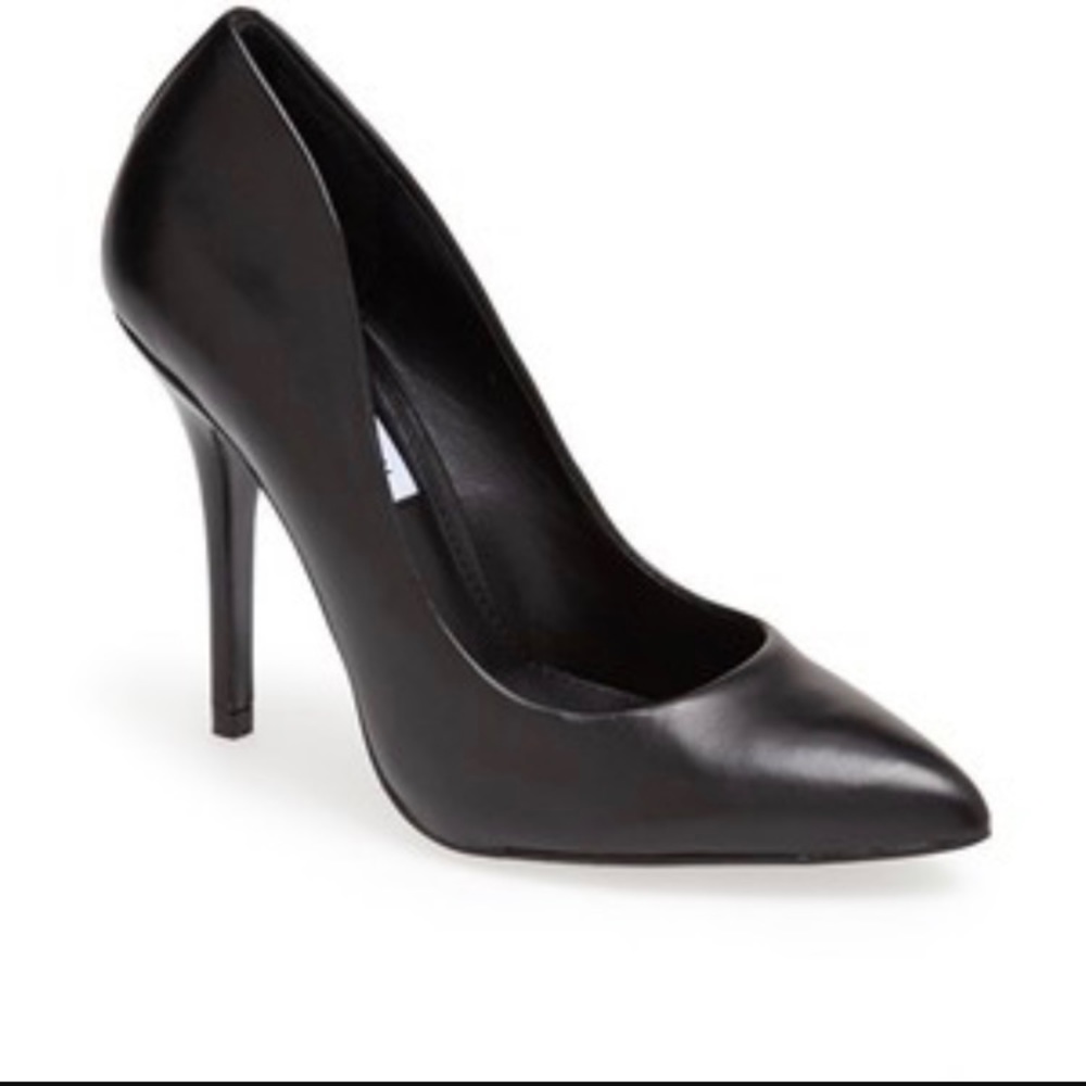 Steve Madden Galleryy Black Pointed Toe Pump