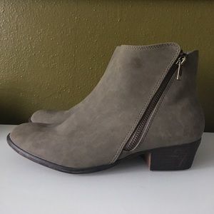 BDG Duran booties (in Taupe)