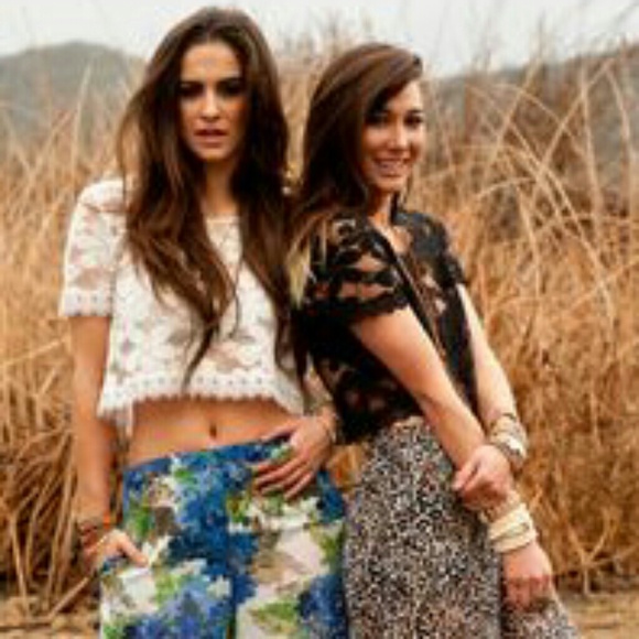 SOLD ❤HP❤ Show Me Your MuMu lace crop top M - Picture 3 of 5