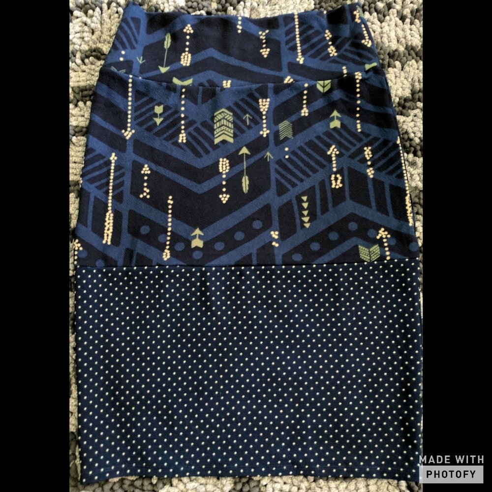 STUNNING! LuLaRoe Small TWO TONE Cassie W/(ARROWS)