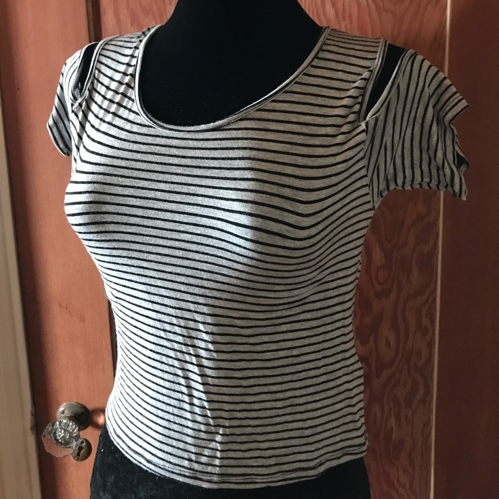 The Clas-Sic Gray+Black L, Cold Shoulder T