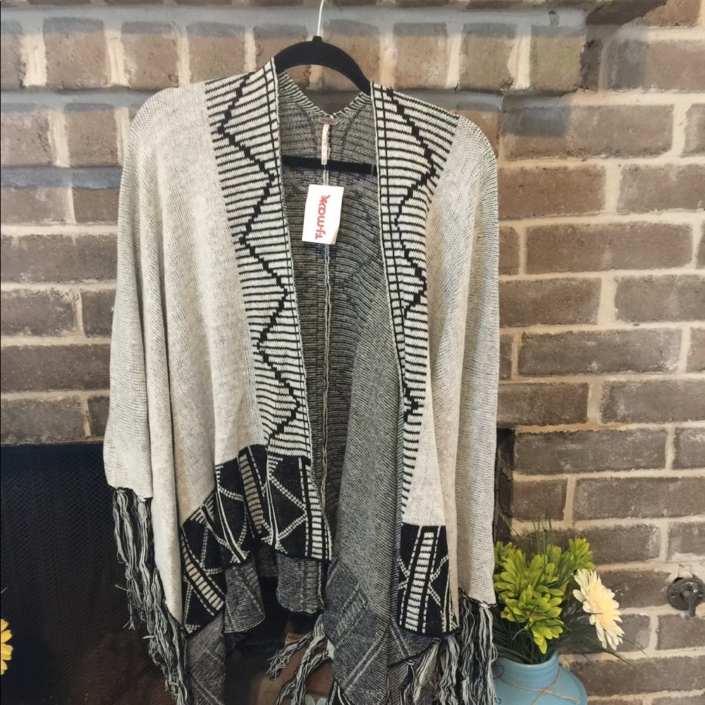 POOF! Grey/black tribal fringe shawl  M 🌺