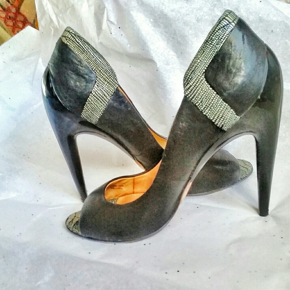 L.A.M.B. BLACK AND WHITE PEEP TOE PUMPS - Picture 2 of 4