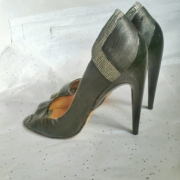 L.A.M.B. BLACK AND WHITE PEEP TOE PUMPS - Picture 3 of 4