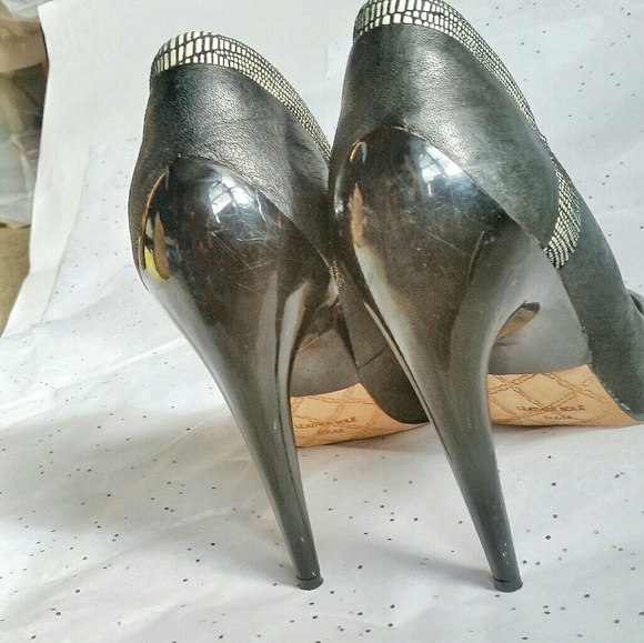 L.A.M.B. BLACK AND WHITE PEEP TOE PUMPS - Picture 4 of 4