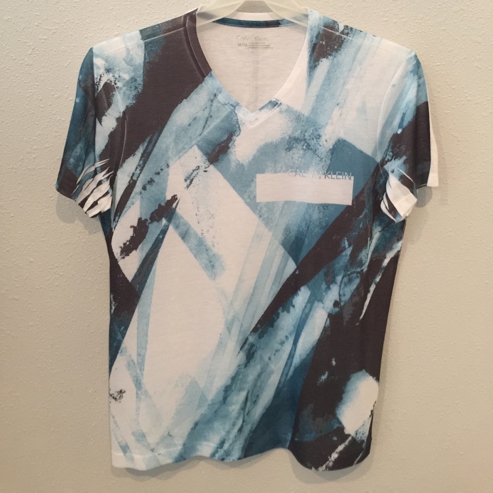 Calvin Klein Men's graphic V neck Tee Size M. 👀👌