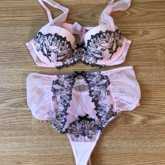 Victoria's Secret Bra - Picture 7 of 7