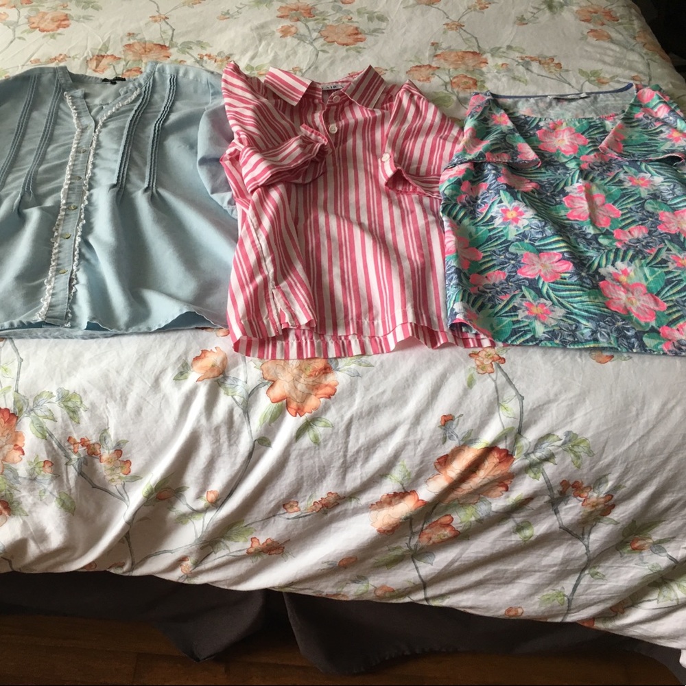 3 blouses to sell in BUNDLE 3$ each a Great Deal
