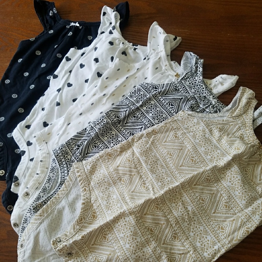 Sold 🚫🚫LOT Carters tank onesies (lot 5 for 15$)