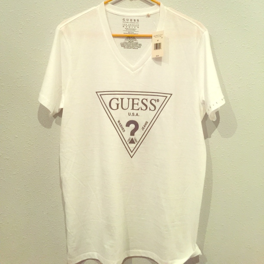 NWT Guess Mens medium V neck logo Tee