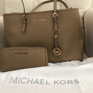 💯Auth. Saffiano leather Michael Kors 👜 w/ wallet