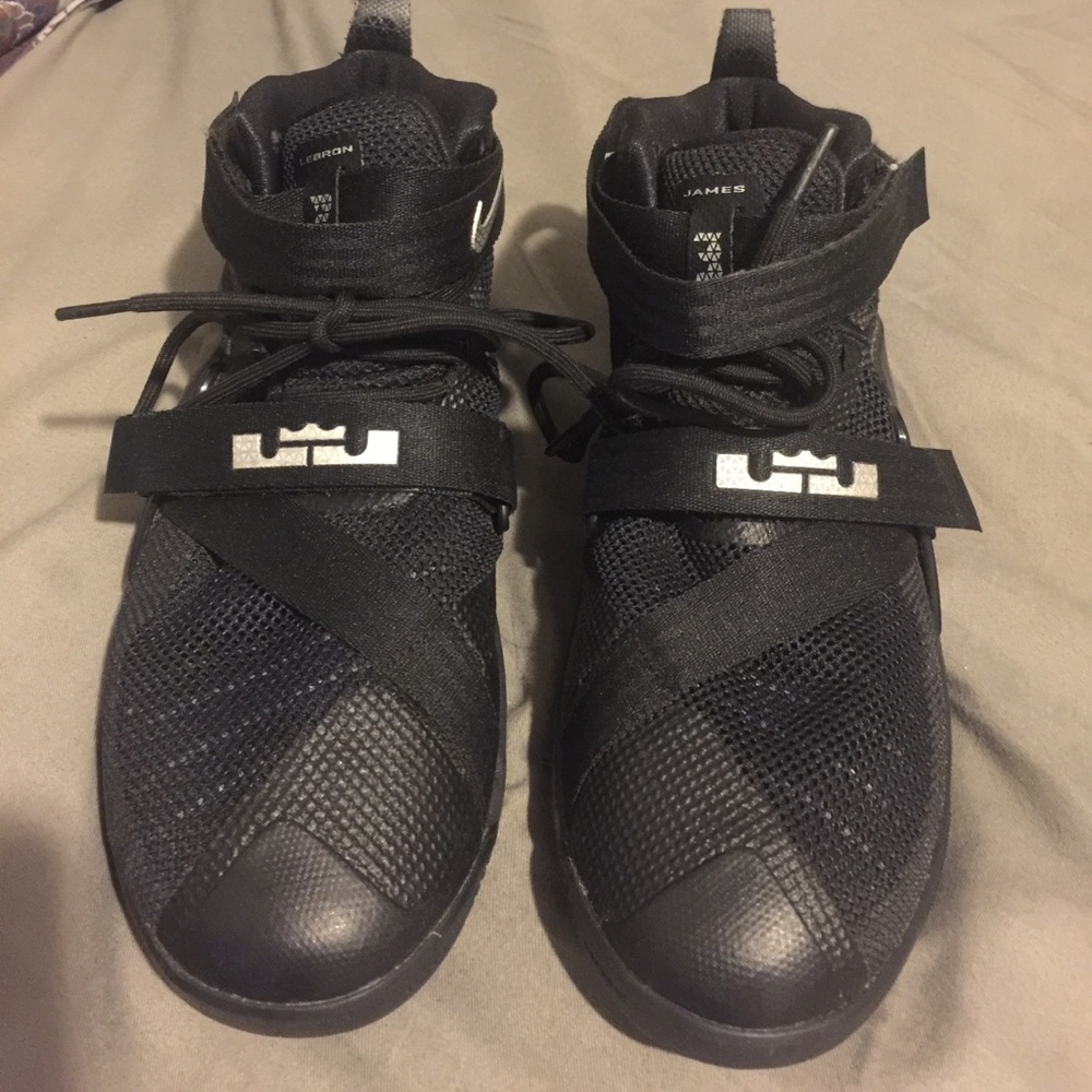 Nike Youth LeBron Soldier 9 Boys Basketball...
