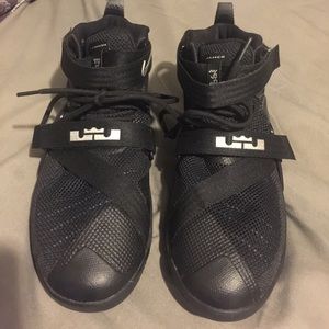 Nike Youth LeBron Soldier 9 Boys Basketball...