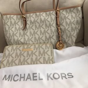 💯Auth. MK monogram small Jet Set tote w/wallet