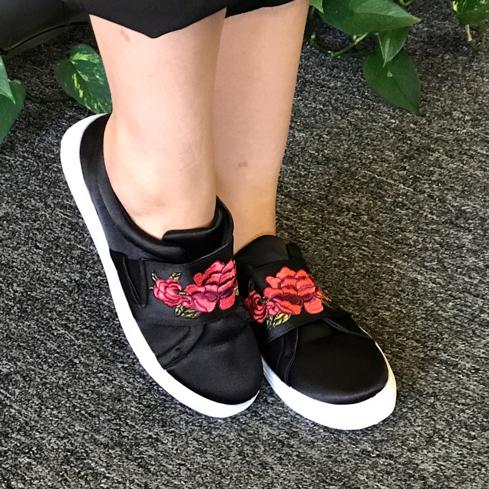 SALE 1 SIZE 6 Black Satin Rose Embroidered Slip-on - Picture 3 of 6