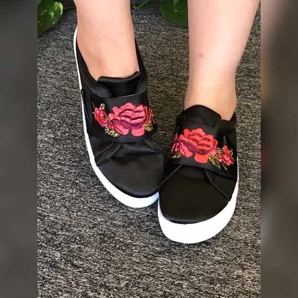 SALE 1 SIZE 6 Black Satin Rose Embroidered Slip-on - Picture 2 of 6