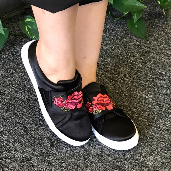 SALE 1 SIZE 6 Black Satin Rose Embroidered Slip-on - Picture 3 of 6