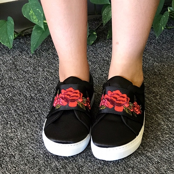 SALE 1 SIZE 6 Black Satin Rose Embroidered Slip-on - Picture 4 of 6