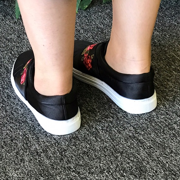 SALE 1 SIZE 6 Black Satin Rose Embroidered Slip-on - Picture 6 of 6