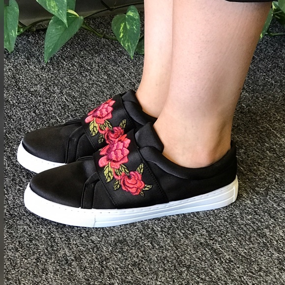 SALE 1 SIZE 6 Black Satin Rose Embroidered Slip-on - Picture 5 of 6