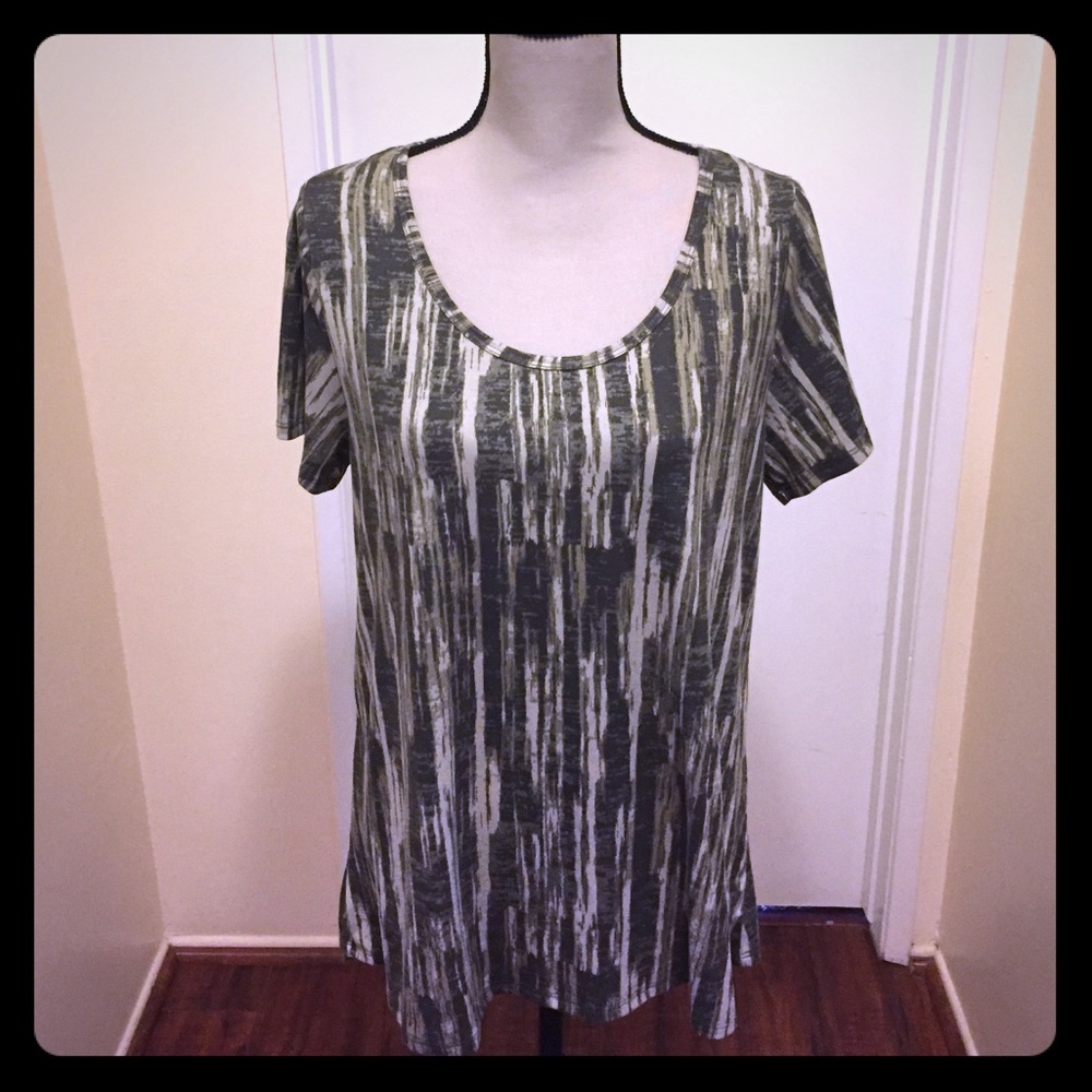 BNWOT Lularoe Large Classic Tee Striped